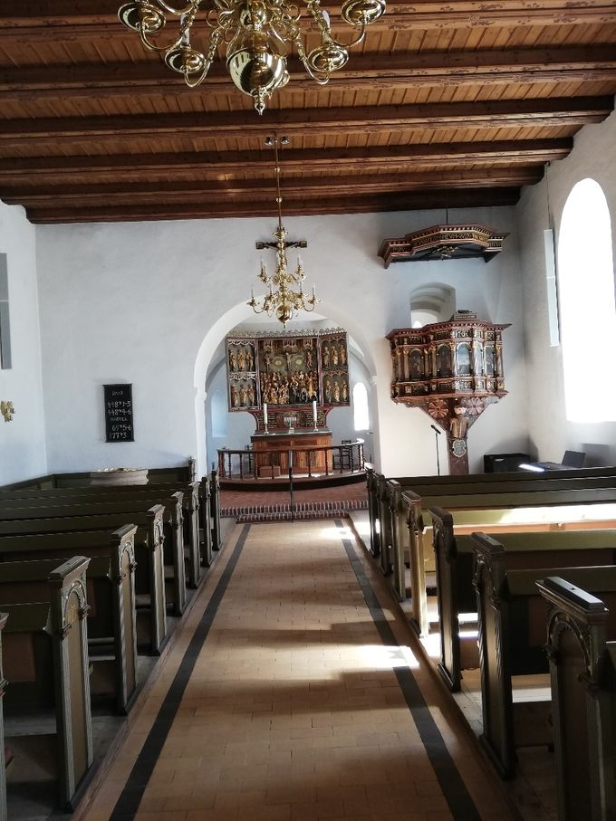 Prædikestolen og alteret i Skanderup kirke.