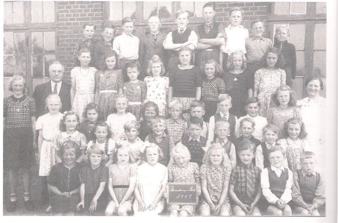 Skanderup skole 1947. Jeg står som nr. 3 fra højre på sidste række.